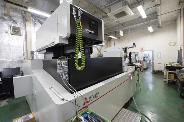 ワイヤーカット放電加工機